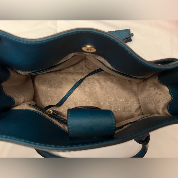 Michael kors purse/wallet combo - Picture 4 of 6